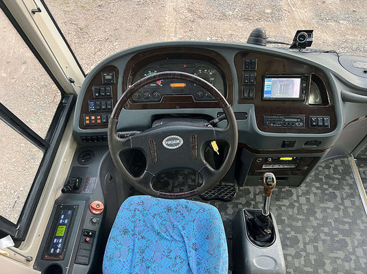 Autobús blanco de pasajeros de gran tamaño usado de 47 asientos Autobús de propiedad previa con tipo de transmisión manual