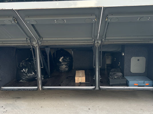 Autobús Coach Usado de 47 Asientos con Volante a la Izquierda y Motor Diésel