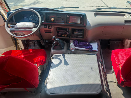 23 asientos Toyota Coaster Autobús de segunda mano con transmisión manual