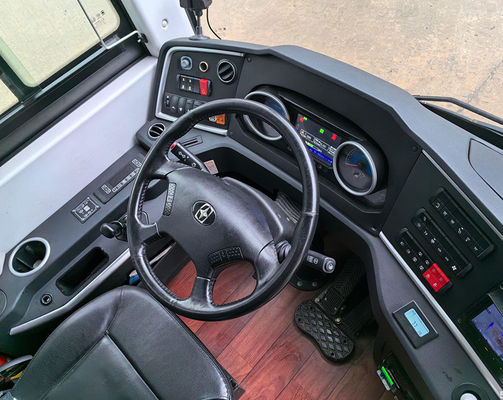 Autobús de larga distancia de 48 plazas con velocidad máxima de 100 km/h y transmisión manual